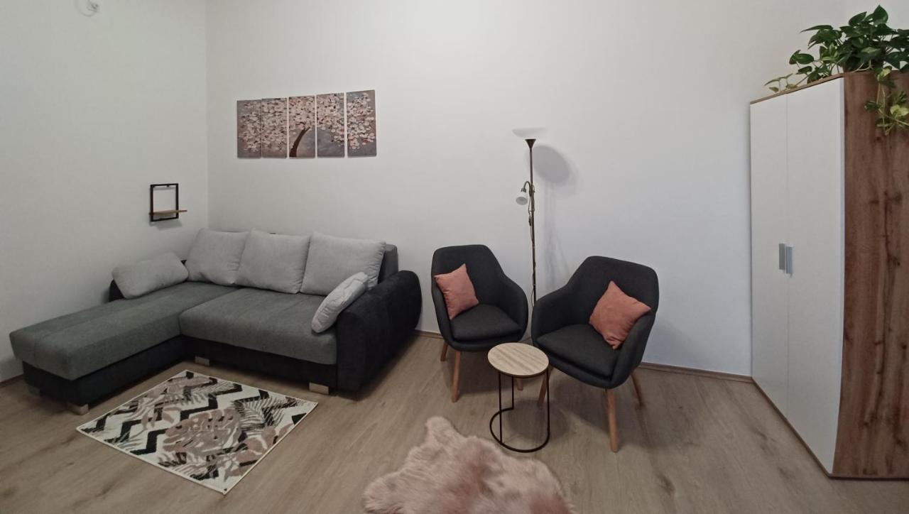 Rad-Var Apartmanhaz Eger Eksteriør billede