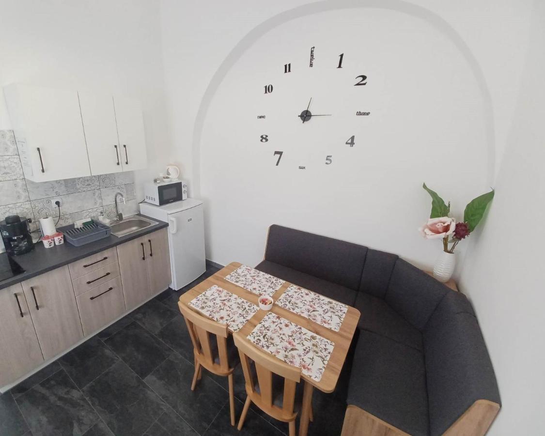 Rad-Var Apartmanhaz Eger Eksteriør billede