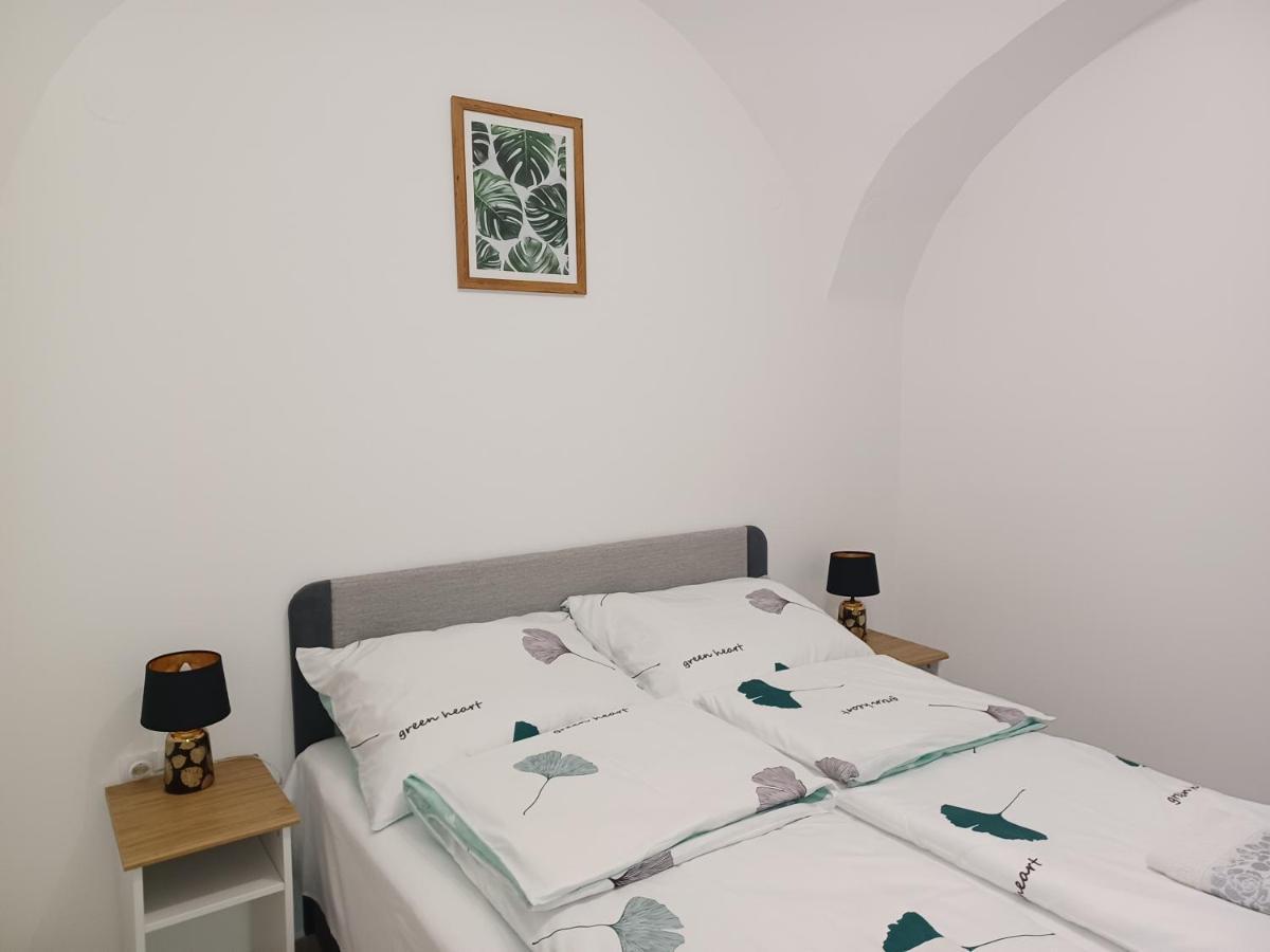 Rad-Var Apartmanhaz Eger Eksteriør billede